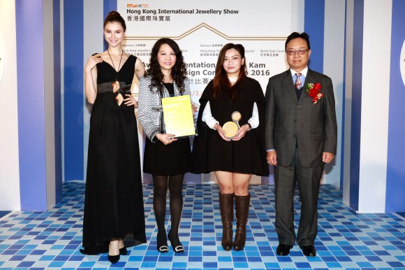 Mr. Chow Ka Keung, Chairman of The Gemmological Association of Hong Kong (first right) presented the award to Ms. Shirley Wong, Executive Director and Deputy General Manager of the Group (second left) and Ms. Chu Wai On, the award winning designer (second right)