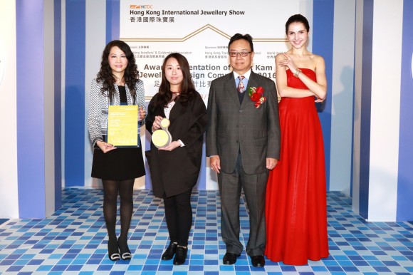 Mr. Chow Ka Keung, Chairman of The Gemmological Association of Hong Kong (second right) presented the award to Ms. Shirley Wong, Executive Director and Deputy General Manager of the Group (first left) and Ms. Annie Lau, the award winning designer (second left)