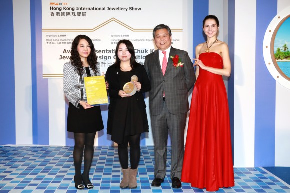 Mr. Benedict Sin, Chairman of HKTDC’s Jewellery Advisory Committee (second right) presented the award to Ms. Shirley Wong, Executive Director and Deputy General Manager of the Group (first left) and Ms. Gloria Guan, the award winning designer (second left)